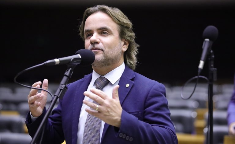 Aprovado acordo de equivalência para carteira de habilitação entre Brasil e Itália, texto será enviado ao Senado