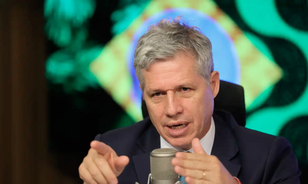 Paulo Teixeira diz que alimentos estão mais baratos, mas preços devem cair mais